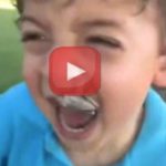 Une grenouille saute sur la bouche d’un petit enfant terrifié