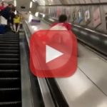 Les deux couilles de ce russe explosent lors d’une chute sur un escalator
